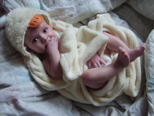 Maluszek owinięty ręcznikiem po kąpieli