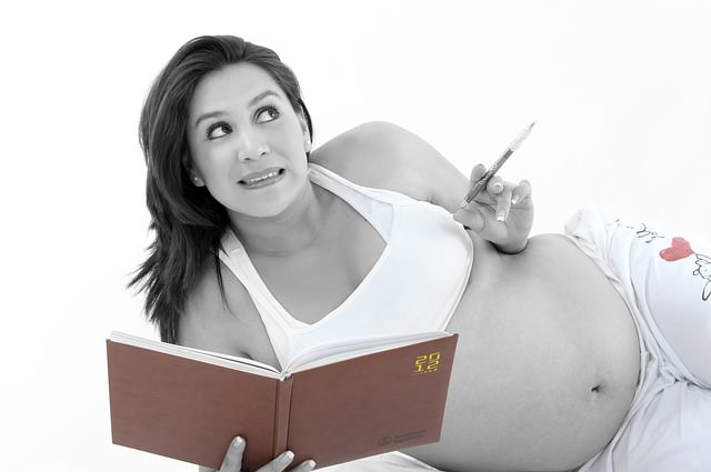 Kobieta w ciąży z kalendarzem w ręce