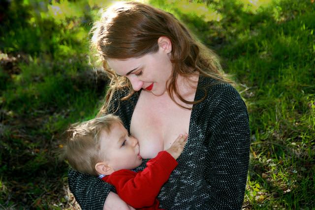 Matka karmi dziecko piersią