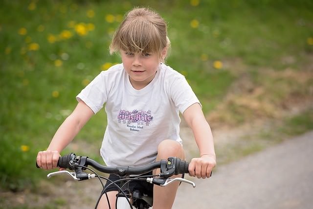 dziewczynka na rowerze