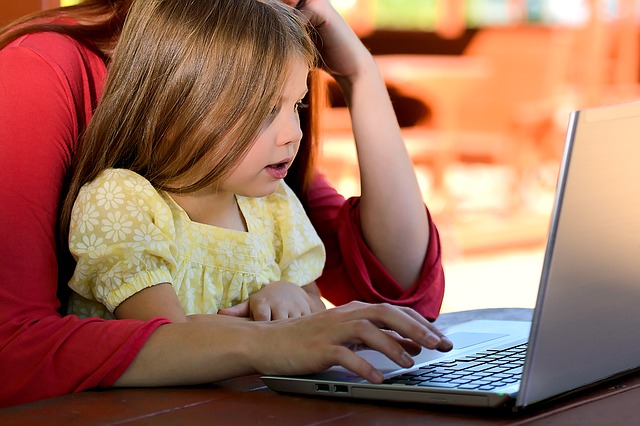dziewczynka przed laptopem