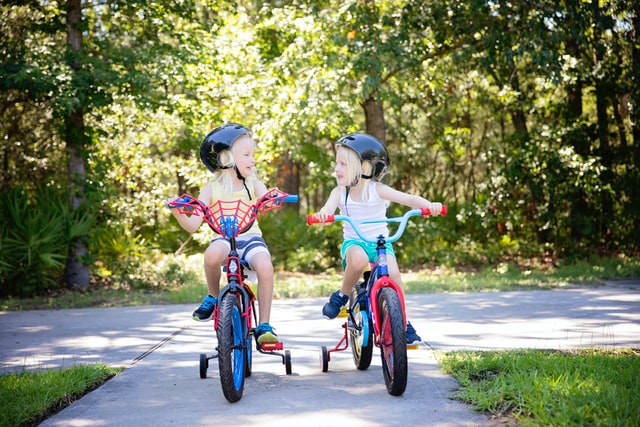 Dzieci na rowerkach