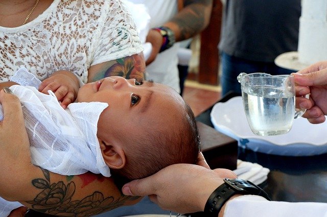 dziecko w momencie chrztu
