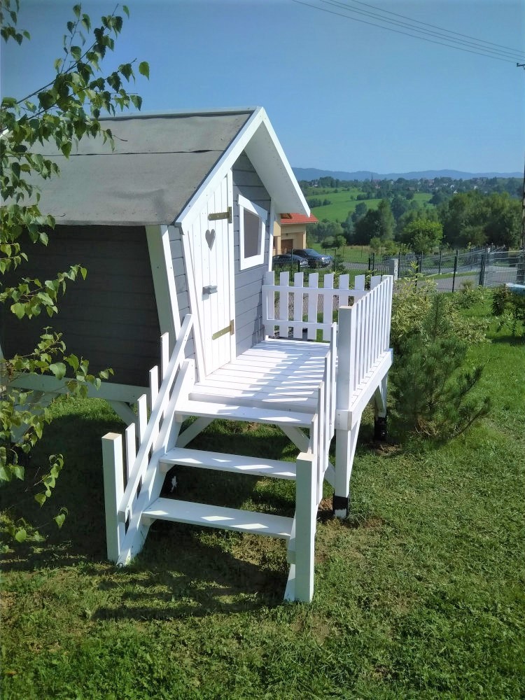 domek ogrodowy dla dzieci z białymi schodkami